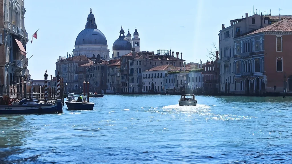 Vistas a Venecia desde un vaporetto.